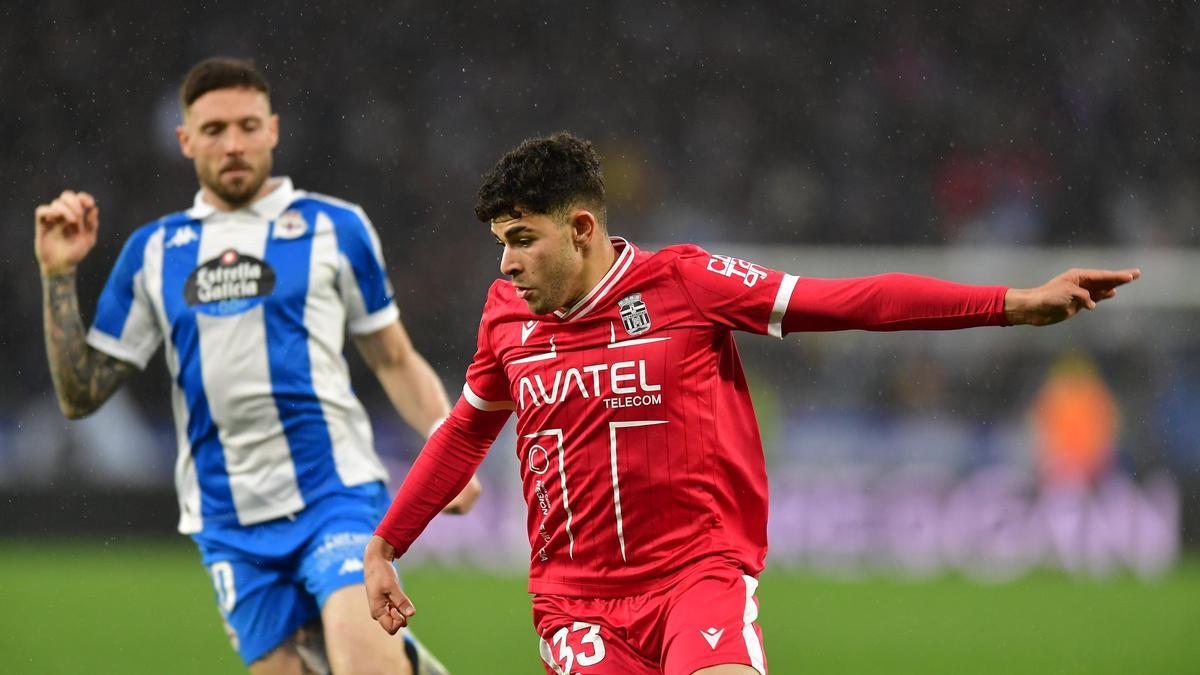 El Jebari, en una acción del partido junto al exalbinegro Jurado