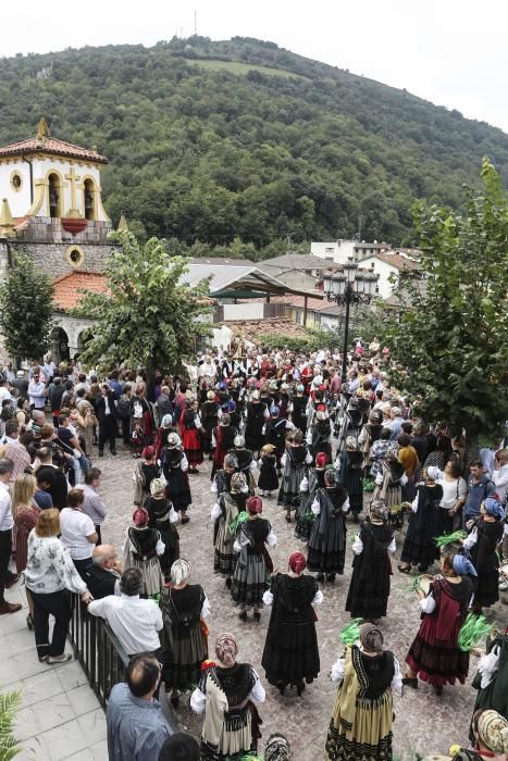 Procesión de la virgen de la salud y misa por las fiestas de Carreña de Cabrales