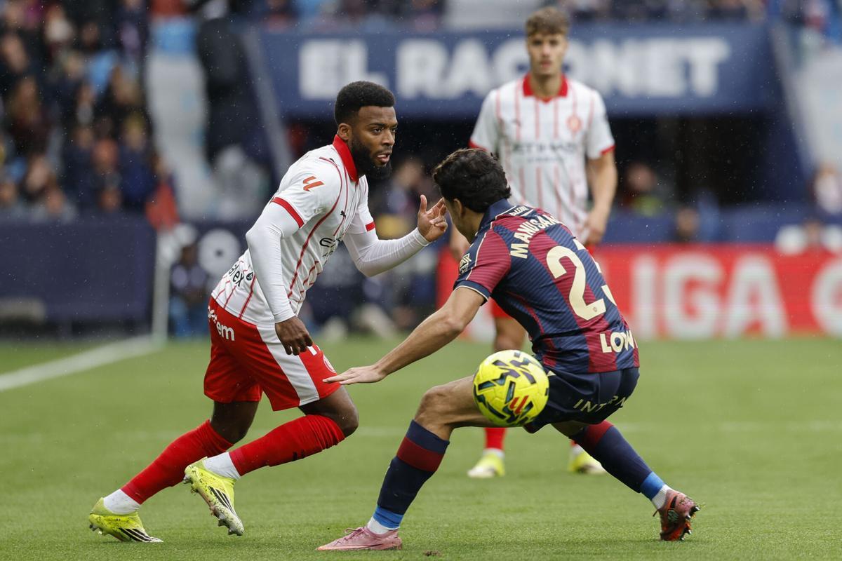Thomas Lemar pelea un balón con Manu Sánchez