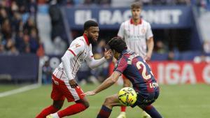 Thomas Lemar pelea un balón con Manu Sánchez