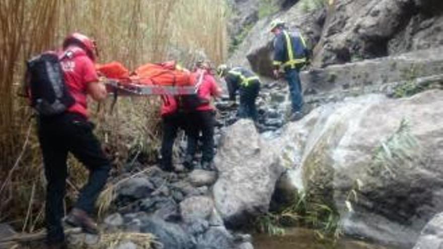 Bomberos de Tenerife durante un rescate en el barranco de Masca