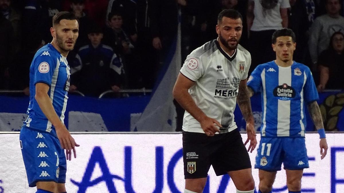 Carlos Cinta, en el centro, durante el partido contra el Deportivo de La Coruña.