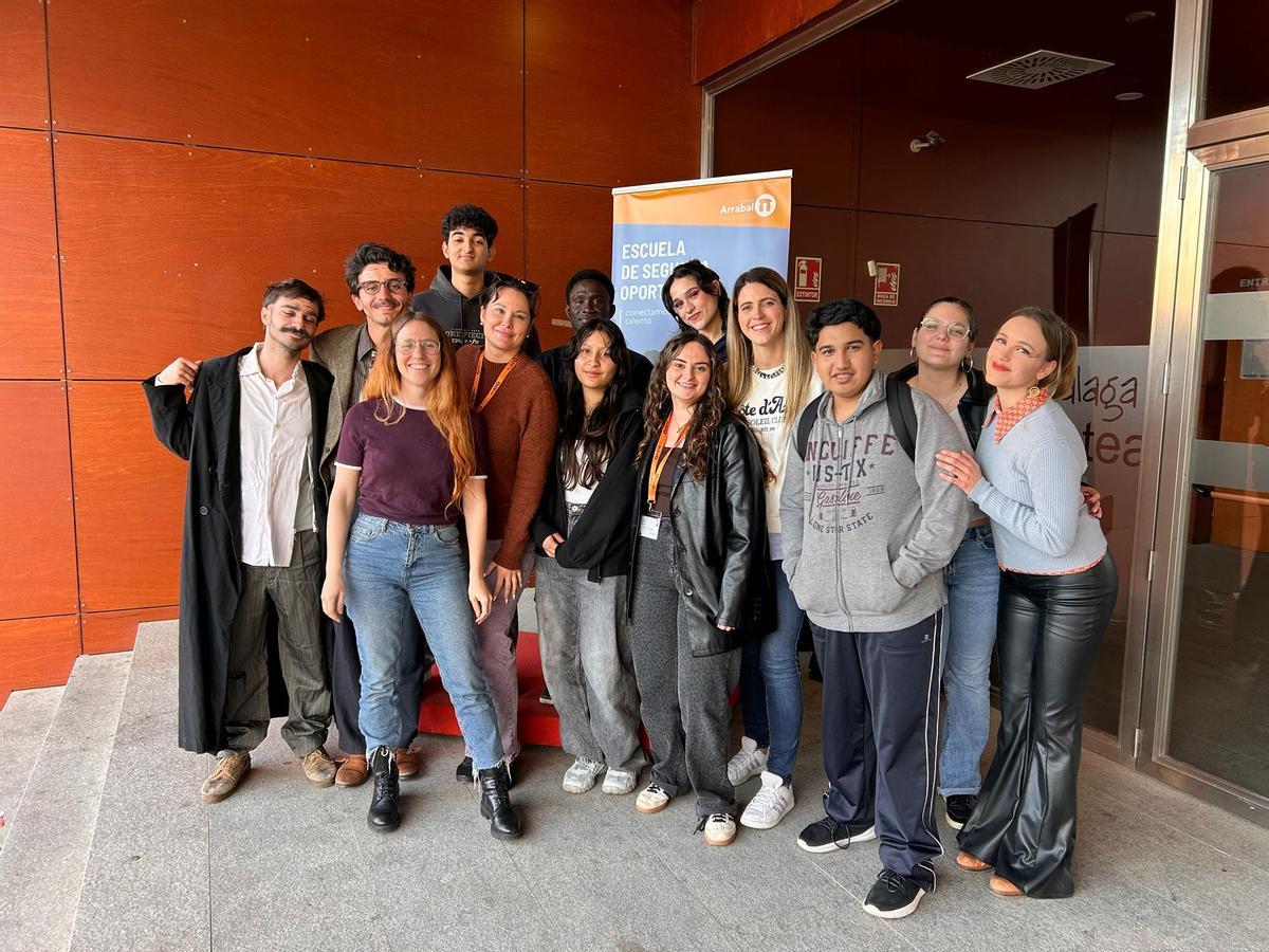 Jóvenes de la Escuela de Segunda Oportunidad de Arrabal-AID junto a estudiantes de la ESAD de Málaga.