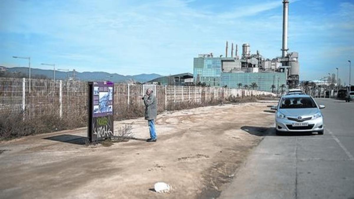 Un paseante, ayer, junto al cartel que indica la ubicación del parapeto del Camp de la Bota donde entre 1939 y 1952 fueron fusiladas 1.700 personas.