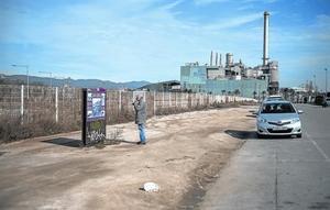 Un passejant, ahir, davant del cartell que indica la ubicació del parapet del Camp de la Bota, on entre 1939 i 1952 van ser afusellades 1.700 persones.