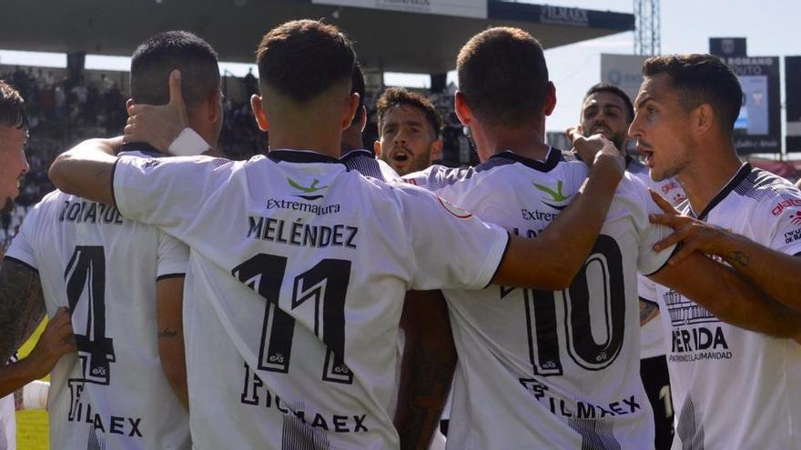 Los jugadores del Mérida celebran uno de los goles anotados al Algeciras en el Romano José Fouto.