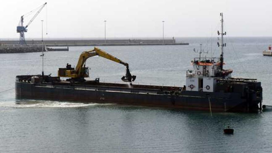 Dragado ayer de Puerto Naos. | javier fuentes