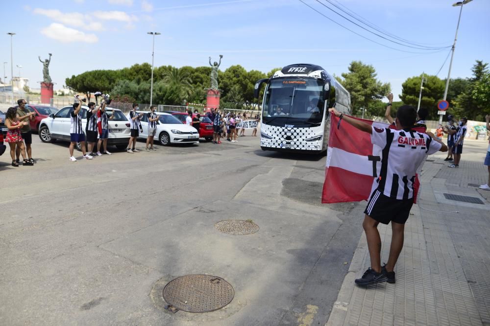 La afición del FC Cartagena despide al equipo