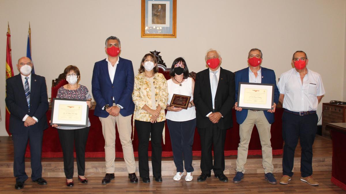 Alcalde, representantes de la hermandad y de la federación de donantes, junto a los homenajeados.