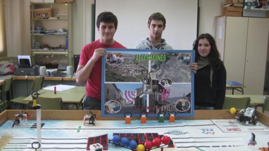 Los estudiantes en la mesa de pruebas durante un ensayo con su robot.