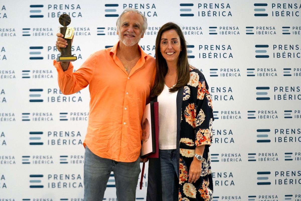 PACO ARANGO Y MARIA LUISA SARANDESES, DIRECTORA DE LA FUNDACIÓN ALADINA, POSAN TRAS LA ENTREGA DEL GALARDON "ASTURIANO DEL MES" DE LA NUEVA ESPAÑA.