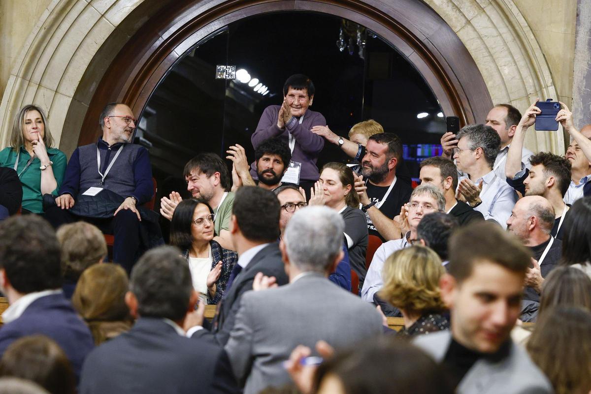 Representantes de los agricultores en el Parlament, entre ellos, la pastora de 94 años Marina Vilalta.