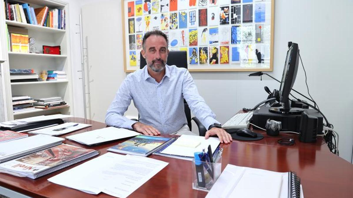 El conseller posa en su despacho, que ocupa desde mediados del pasado mes.