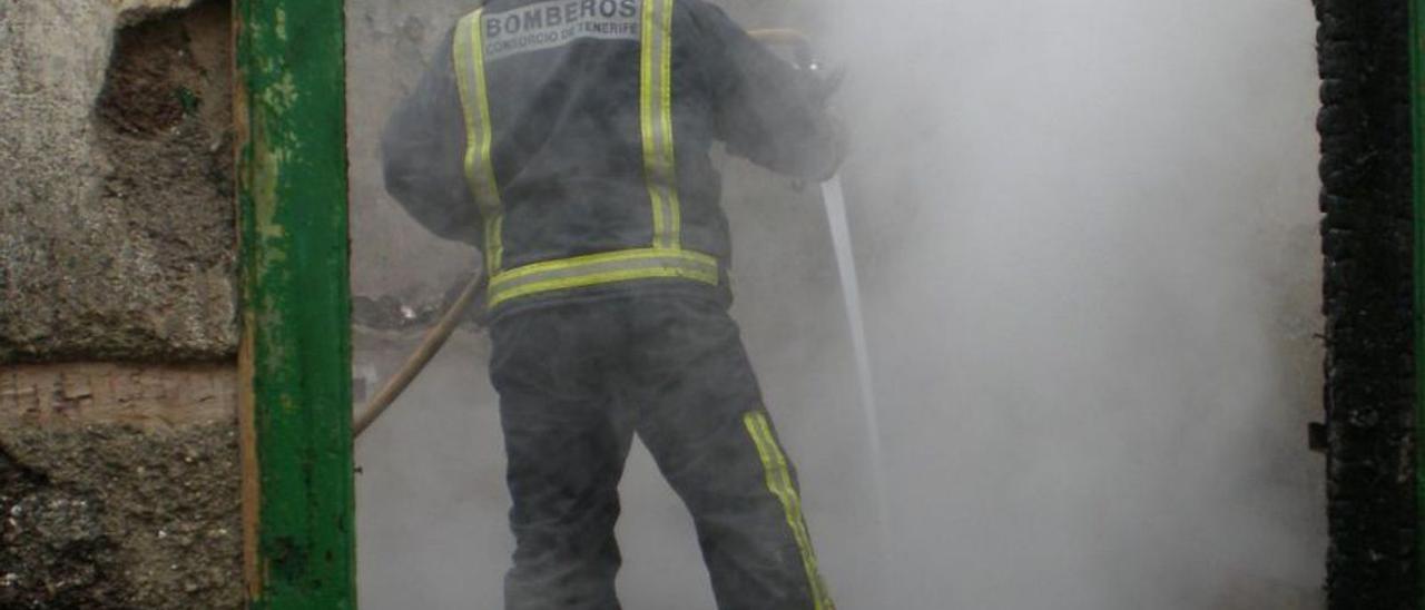 Nuevo fuego en el edificio Tenerife Tour | @BOMBEROS DE TENERIFE