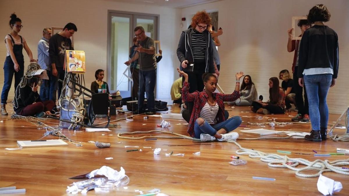 Jóvenes participando en el ensayo de la pieza de que preparan en colaboración con el Teatro Tantarantana, el sábado pasado.