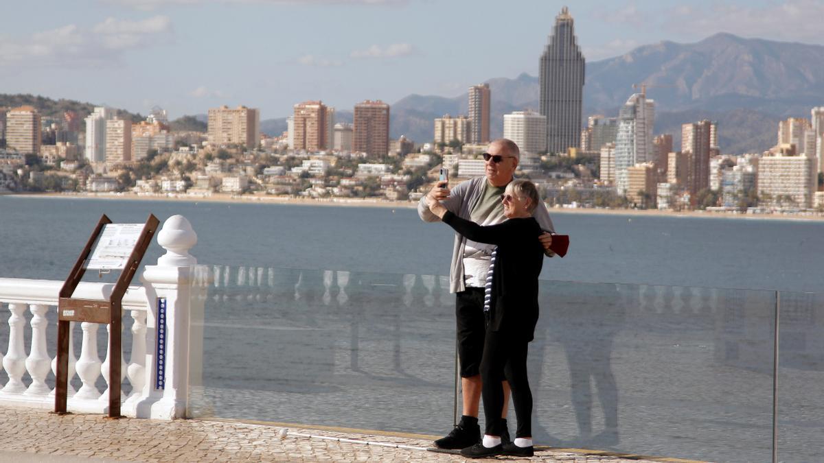 Turistas realizándose un selfie.