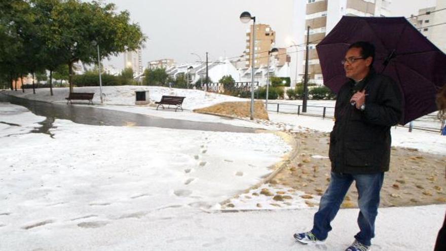 Una granizada cubre de blanco la playa de San Juan de Alicante