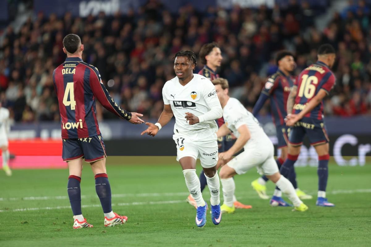 Dela se lamenta del gol de Ramazani.