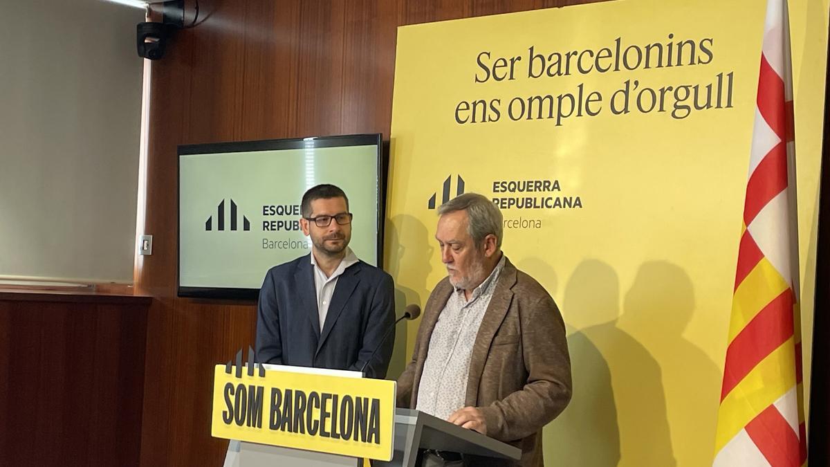 Los concejales de ERC en el Ayuntamiento de Barcelona Jordi Castellana y Jordi Coronas, en rueda de prensa este miércoles.