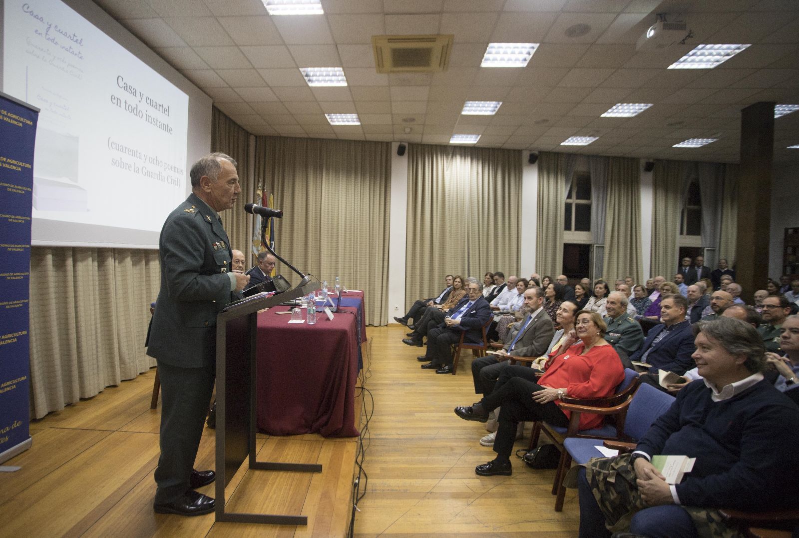 El teniente general Fernando Santafé presenta en València su poemario sobre la Guardia Civil