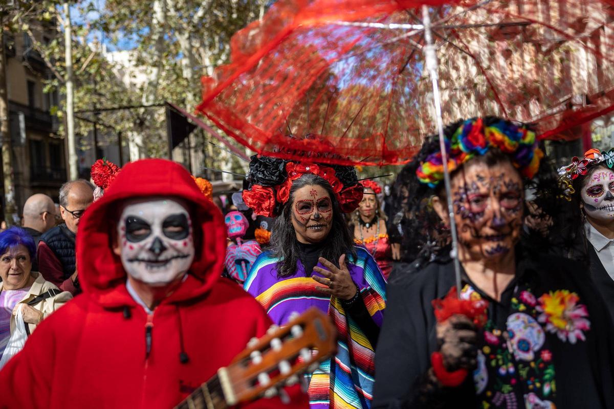 Espectacular desfile de Catrinas por La Rambla