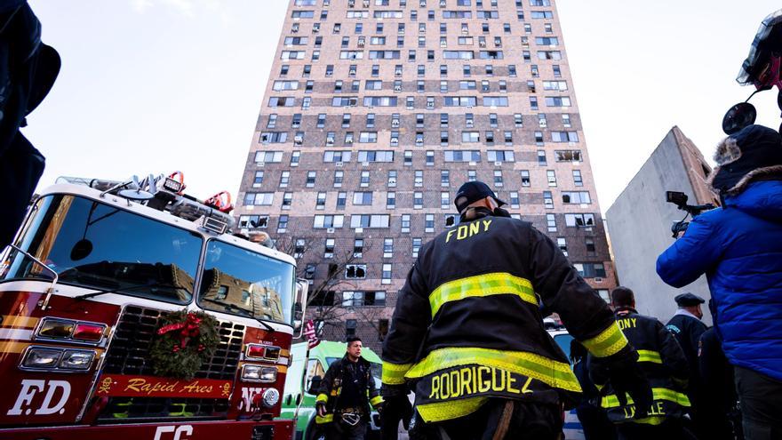 Nueva York rebaja a 17 el balance de víctimas del incendio del Bronx y apunta a una estufa como su origen