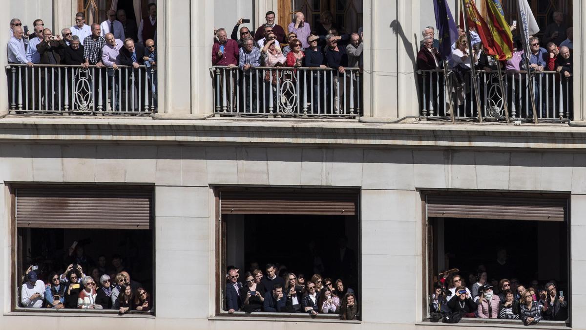 Un balcón para ver la mascletà de Fallas 2022 en València puede llegar a costar más de 500 euros por persona, según el día.