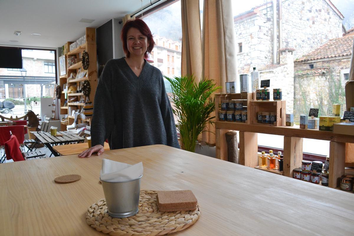 Laura Martínez en el interior de la cafetería y tienda de productos artesanos, Agrosomiedo.