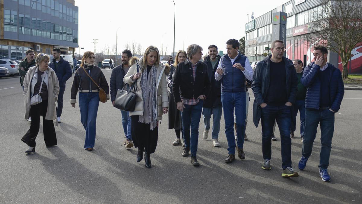 Carlos Martínez y la candidatura socialista a las Cortes por Zamora en el Centro de Transportes y Logística.