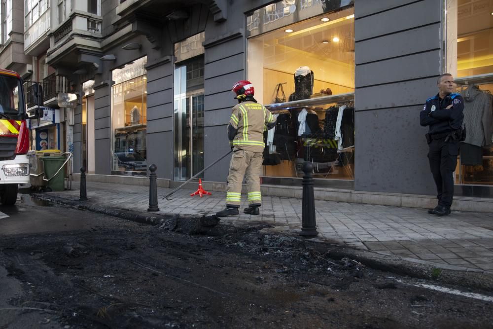 Un coche arde en la plaza de Pontevedra