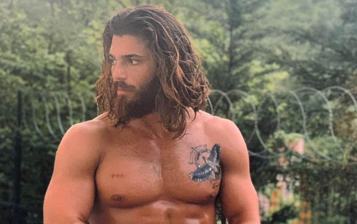 Can Yaman presume de abdominales en la cocina El Periódico