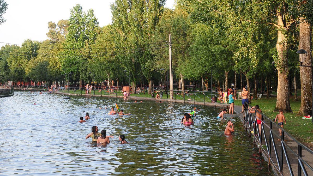 Vista del canal de La Isla en verano, un destino de los fondos de turismo.