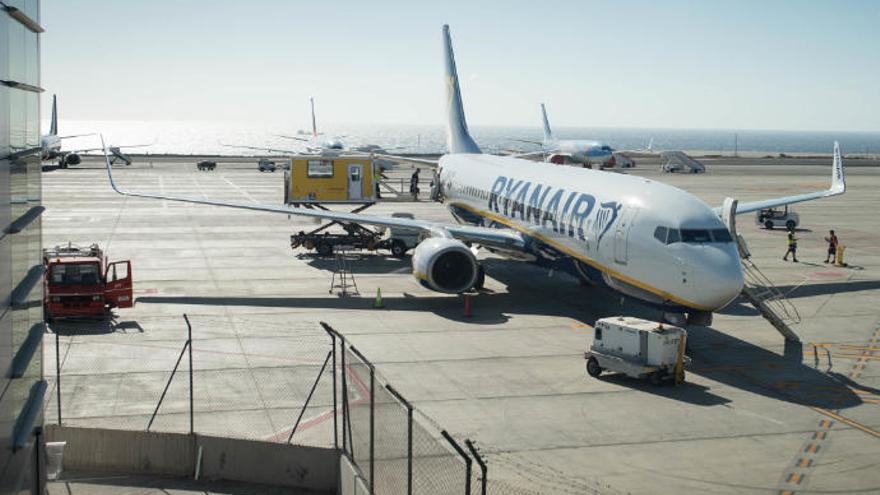 Un avión estacionado en el aeropuerto Tenerife Sur.