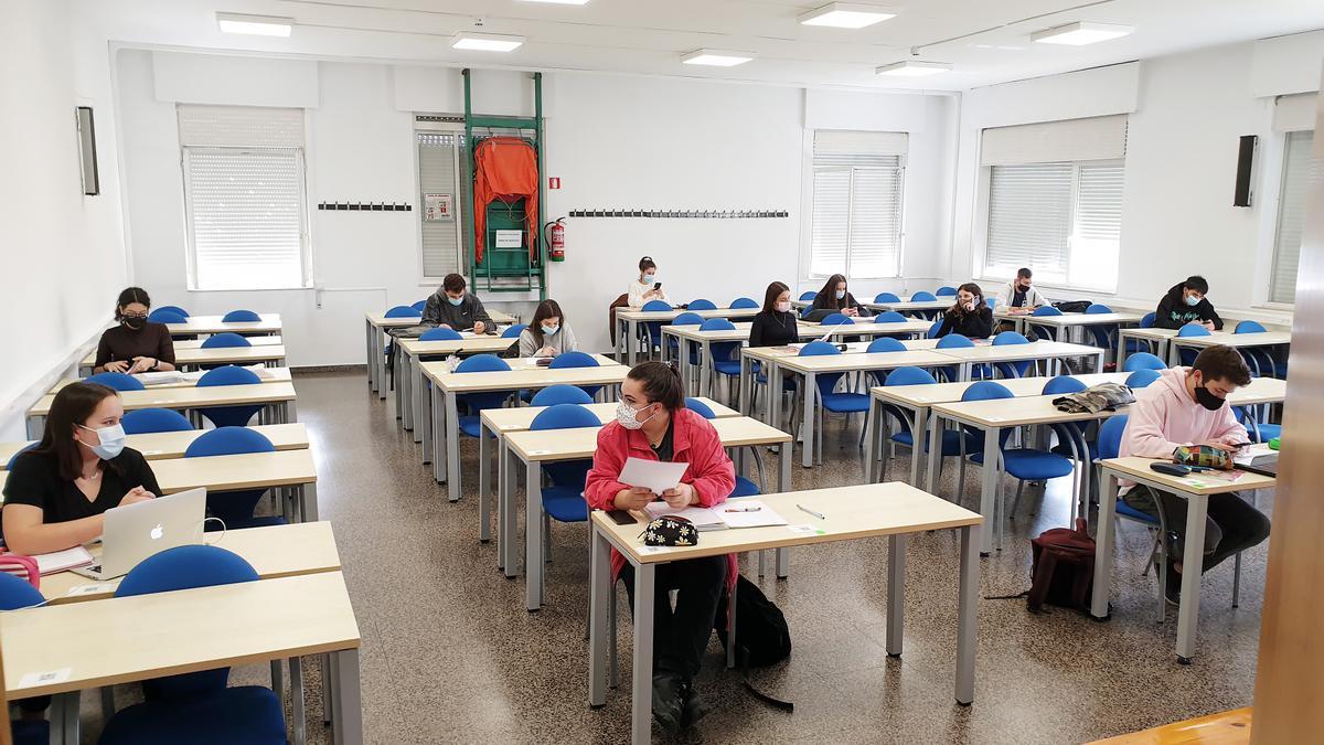 Estudiantes universitarios, en el aula durante una clase.