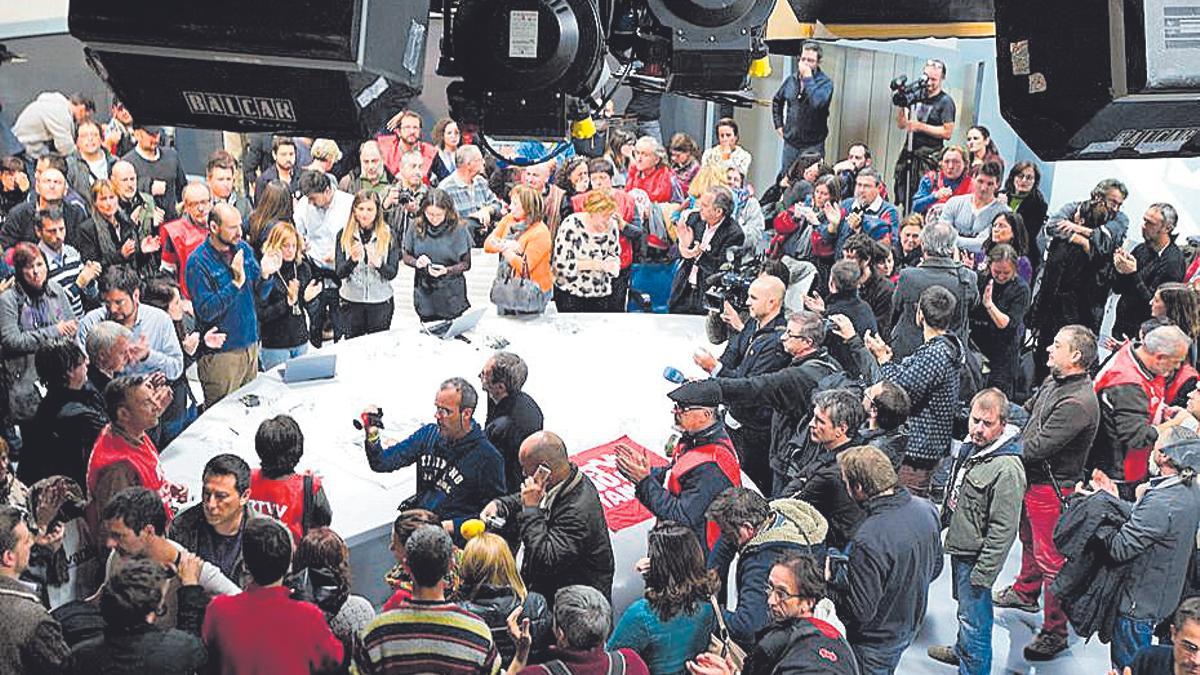 Los trabajadores se retiran de plató una vez acepta la orden judicial para finalizar las emisiones de RTVV.