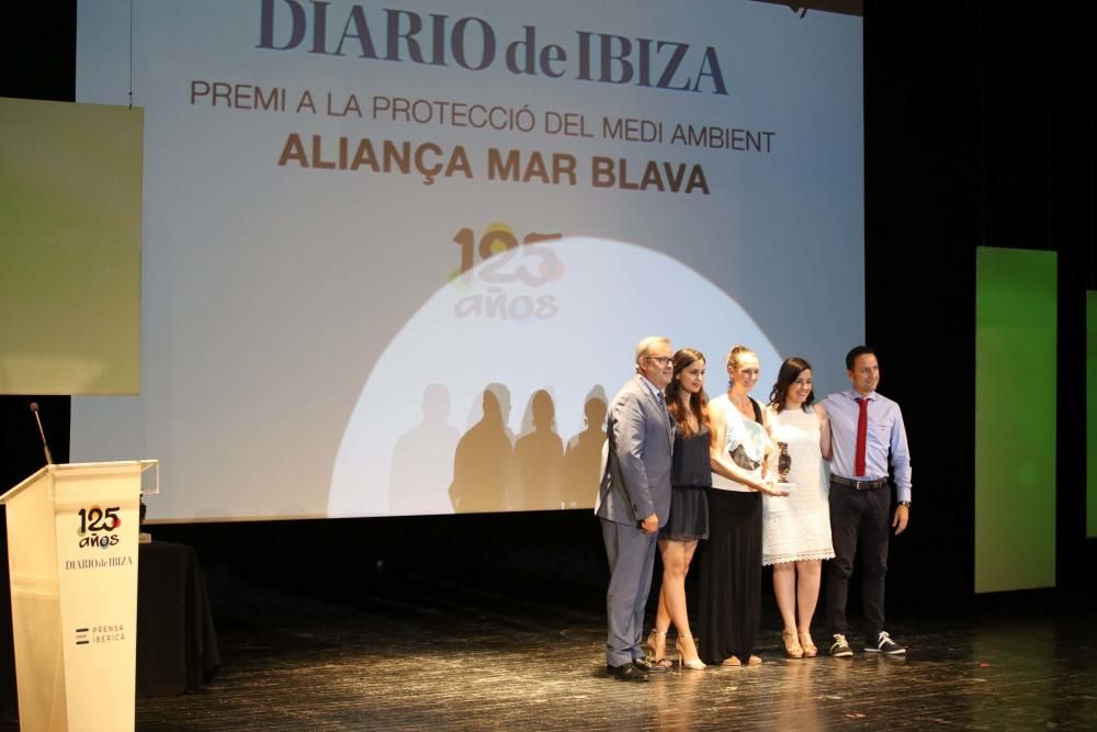 Vicent Torres y los representantes de Mar Blava Verónica Núñez, Mari Angels Marí, Martina Verena y Diego Ponce.