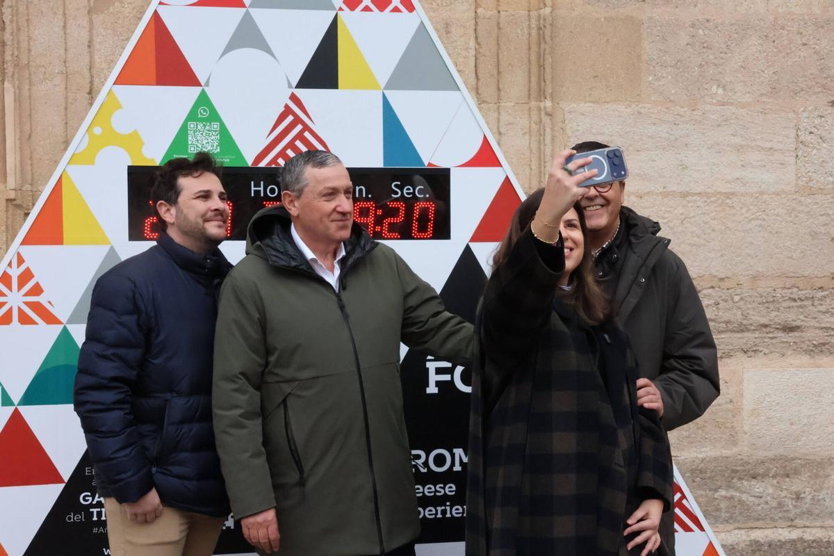 Representantes de Eilza y de la Diputación de Zamora se hacen un selfie frente al reloj de la cuenta atrás de Fromago 2026.