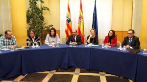 Miembros del Gobierno de Aragón, con su presidente Javier Lambán (c) a la cabeza, junto al director general de Opel España y director de la planta de Figueruelas (Zaragoza), Antonio Cobo (d), la directora general de Trabajo del Gobierno de Aragón, María Soledad (2d), la consejera de Economía, Industria y Empleo, Marta Gastón (3d), y la presidenta del Comité de empresa, Sara Martin (3i), y representantes de los sindicatos, durante una reunión tras la ruptura de las negociaciones del convenio colectivo en la planta y el anuncio de PSA de paralizar la fabricación del nuevo Corsa y las inversiones en la fábrica zaragozana, el 25 de enero del 2018. 