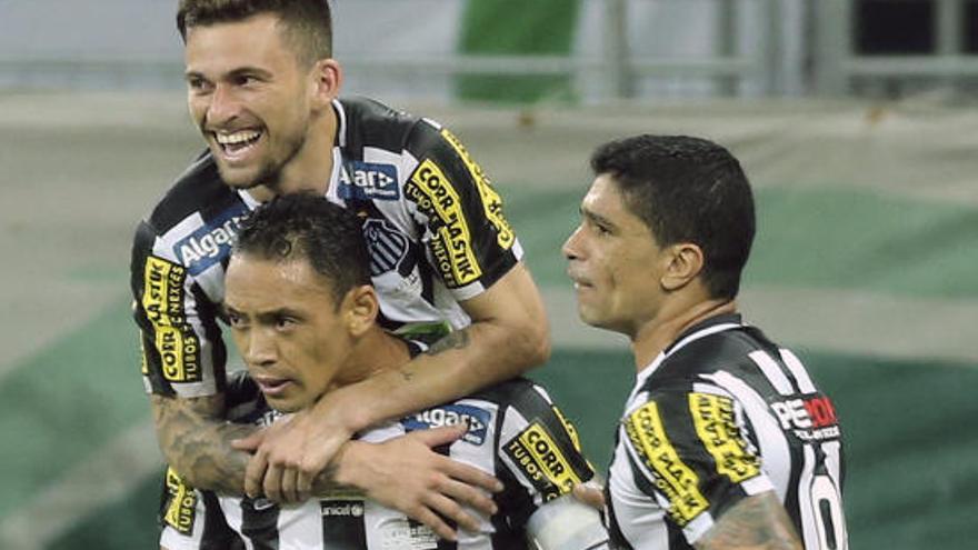 Lima celebra un gol a hombros del exvalencianista Oliveira