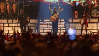 El artista mallorquín Domingo Zapata sorprende en el concierto de Alejandro Sanz en Mallorca pintando su piano en directo
