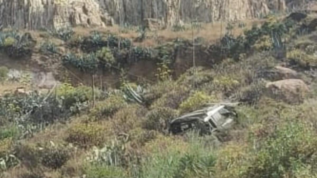 Un coche se precipita por la carretera GC 65, en el cruce con Sardina del Sur, en el sur de Gran Canaria.