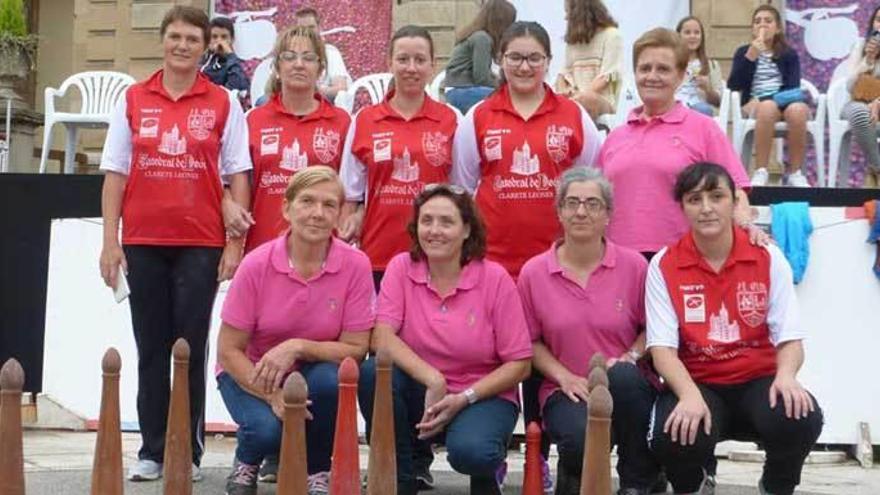 Equipos de El Piles y Muyeres de Nueva, antes de la final.