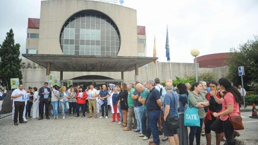 Protesta a las puertas del hospital do Salnés. // I. Abella