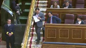 A la tribuna, un diputat del PSOE que posa en la diana el portaveu adjunt d’ERC. Senyor Rufián, ¿vostè renunciarà al cotxe oficial amb què va a l’estació d’Atocha? L’hi pregunto perquè molt predicar però poc donar exemple.