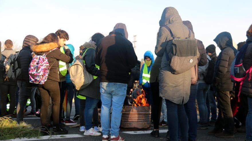 Algunes de les persones que han tallat l&#039;AP-7 a Girona