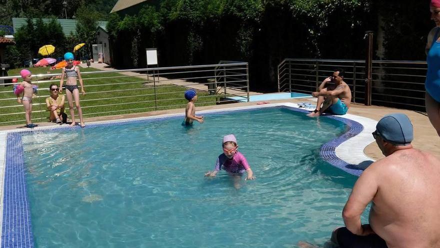 Rioseco abrió la piscina e inauguró la temporada de baños en el Valle