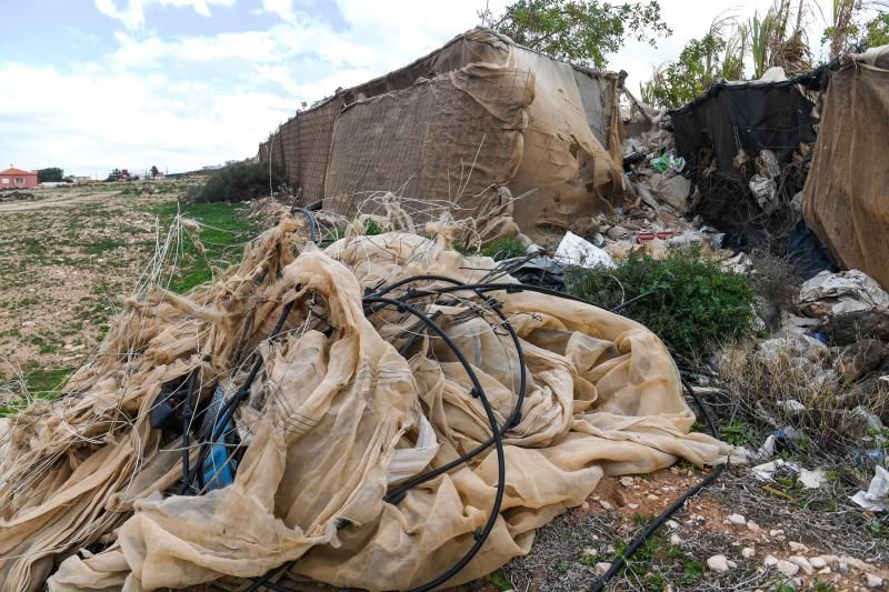 Invernaderos abandonados en la zona de acceso a Playa Vargas