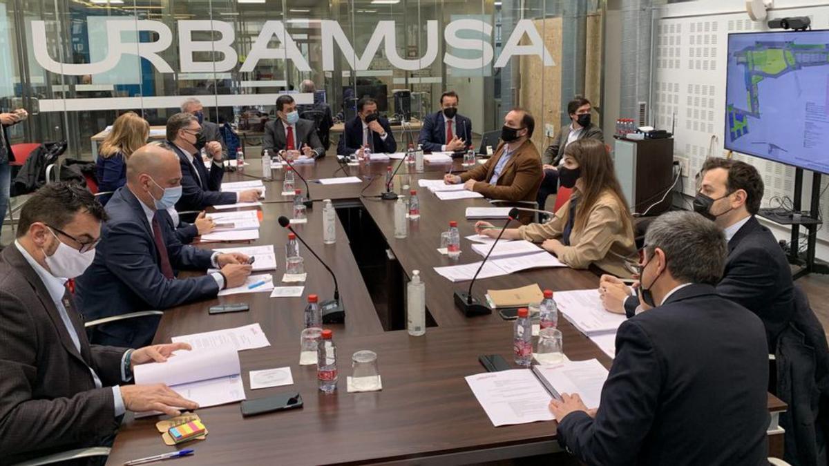 La reunión se celebró ayer en la sede de Urbamusa.  | CARM