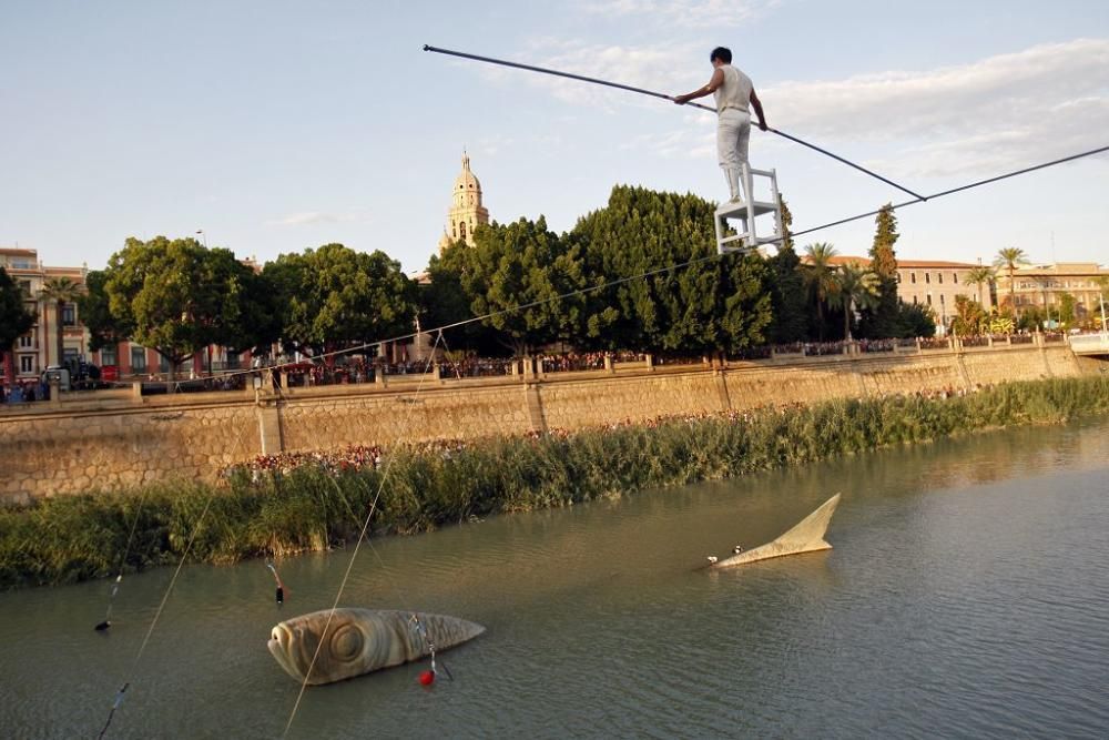 Un funambulista cruza el río Segura a su paso por Murcia