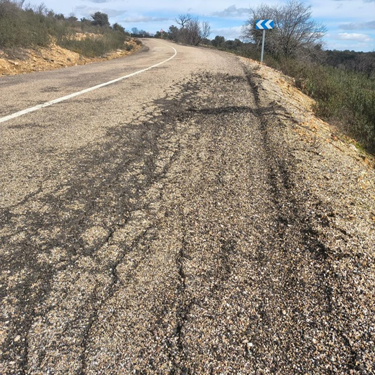 Un tramo de la carretera en el que se aprecia el deficiente estado del firme.